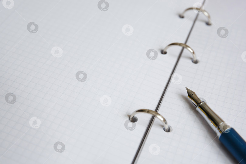 Скачать Белый лист тетради или дневника и авторучка фотосток Ozero