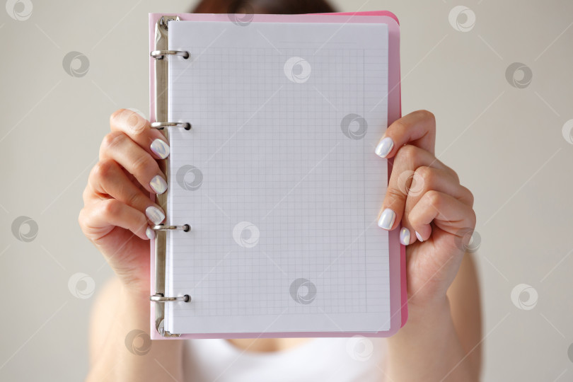 Скачать Мужчина держит в руках открытый дневник фотосток Ozero