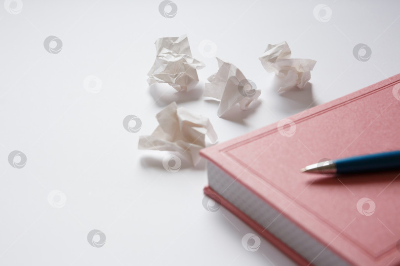 Скачать Дневник на белом фоне и смятые клочки бумаги фотосток Ozero