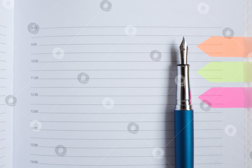 Скачать Авторучка лежит на белом чистом листе дневника фотосток Ozero
