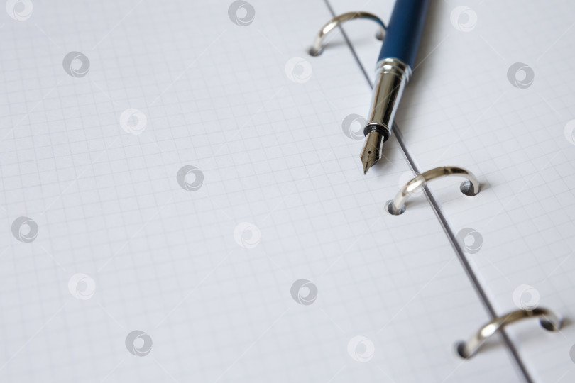 Скачать Белый лист тетради или дневника и авторучка фотосток Ozero