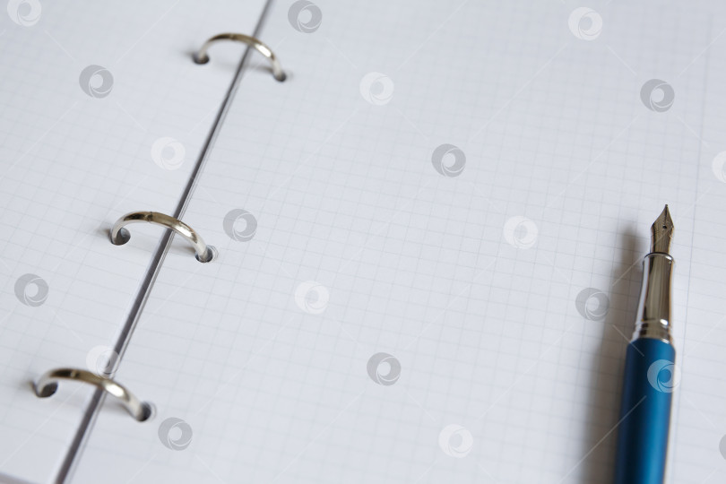 Скачать Белый лист тетради или дневника и авторучка фотосток Ozero