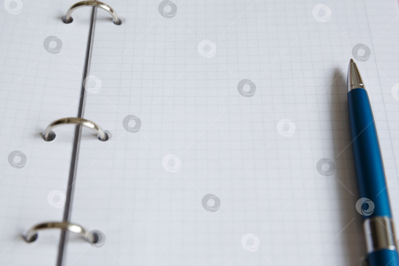 Скачать Ручка лежит на белом листе блокнота фотосток Ozero
