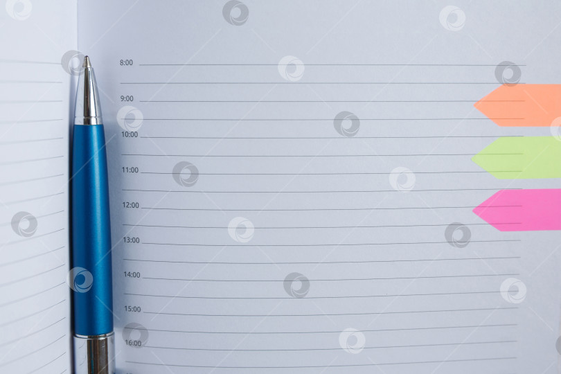 Скачать Ручка лежит на белом чистом листе дневника фотосток Ozero