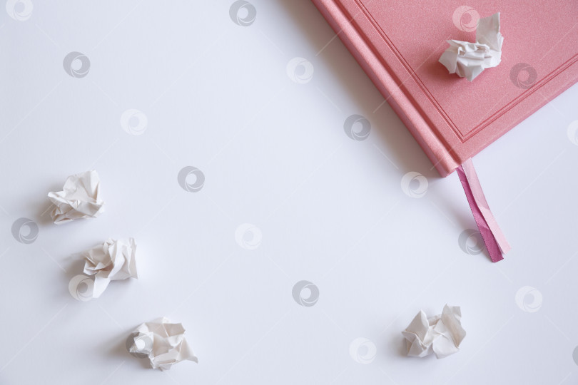 Скачать Дневник на белом фоне и смятые клочки бумаги фотосток Ozero