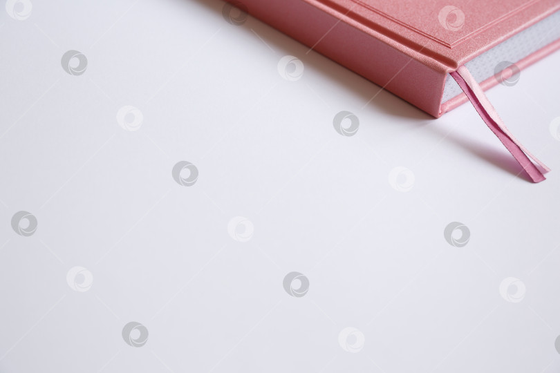 Скачать Розовый блокнот, дневник или книга на бумажном фоне фотосток Ozero