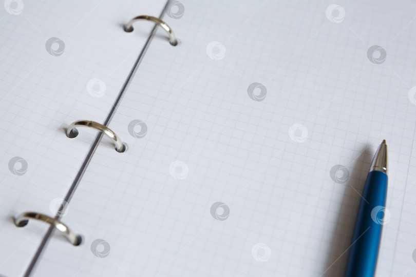 Скачать Ручка лежит на белом листе блокнота фотосток Ozero