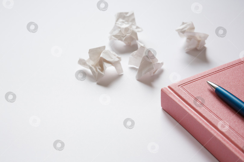 Скачать Дневник на белом фоне и смятые клочки бумаги фотосток Ozero