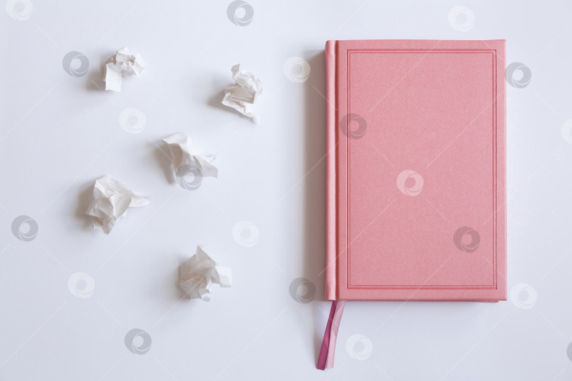 Скачать Дневник на белом фоне и смятые клочки бумаги фотосток Ozero