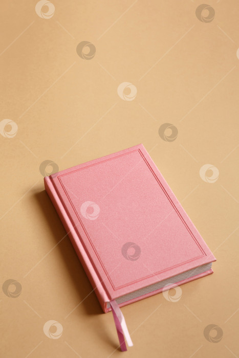 Скачать Розовый блокнот, дневник или книга на бумажном фоне фотосток Ozero