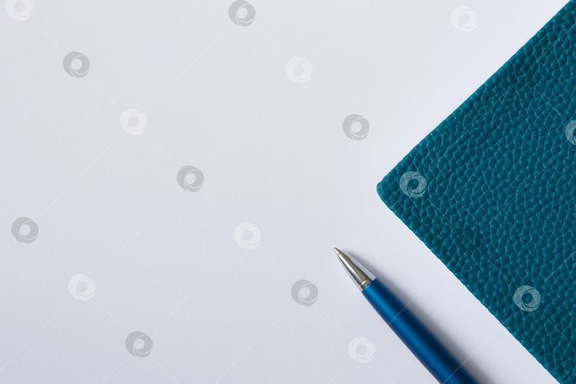 Скачать Зеленый блокнот, дневник или книга и ручка на бумажном фоне фотосток Ozero