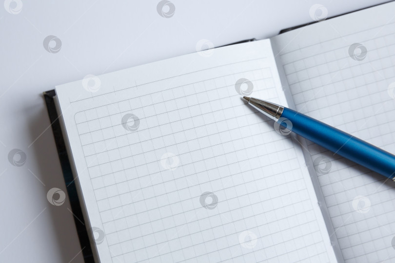 Скачать Ручка лежит на белом листе блокнота фотосток Ozero