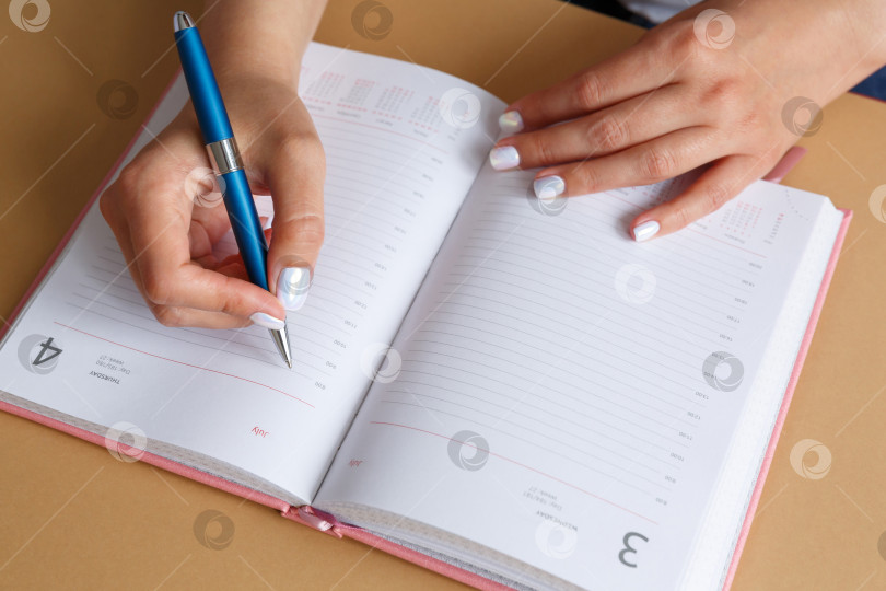 Скачать Мужчина пишет металлической ручкой в дневнике фотосток Ozero