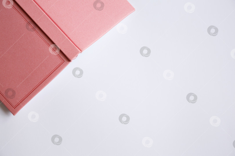 Скачать Розовый блокнот, дневник или книга на бумажном фоне фотосток Ozero