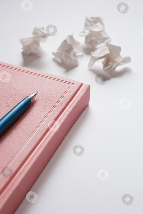Скачать Дневник на белом фоне и смятые клочки бумаги фотосток Ozero
