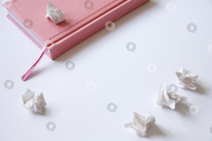 Скачать Дневник на белом фоне и смятые клочки бумаги фотосток Ozero