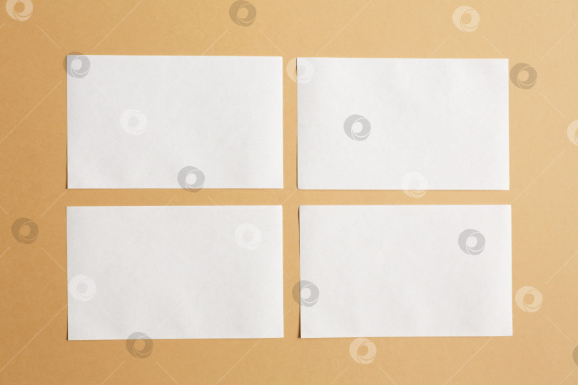 Скачать Белая мелкая бумага для заметок на коричневом фоне фотосток Ozero
