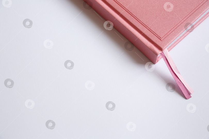 Скачать Розовый блокнот, дневник или книга на бумажном фоне фотосток Ozero