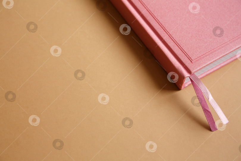 Скачать Розовый блокнот, дневник или книга на бумажном фоне фотосток Ozero