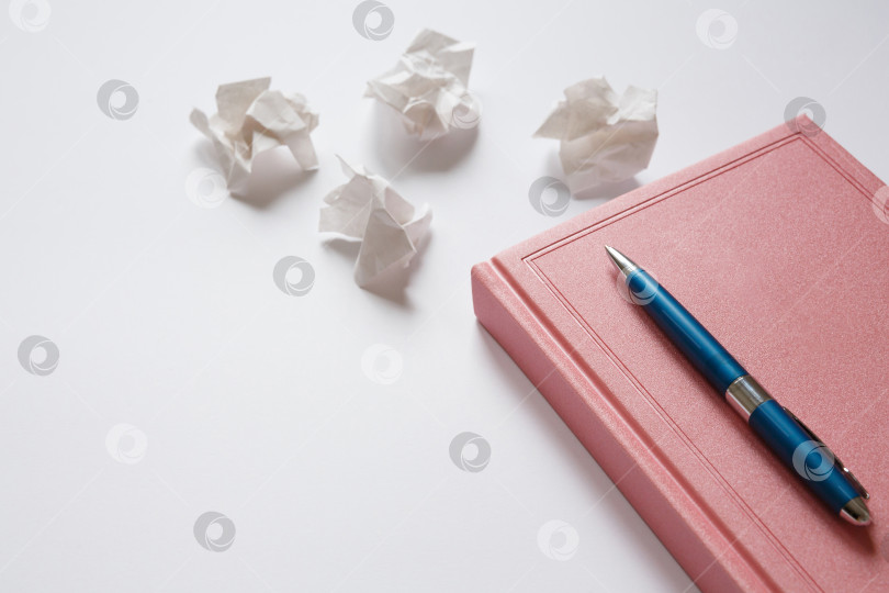 Скачать Дневник на белом фоне и смятые клочки бумаги фотосток Ozero