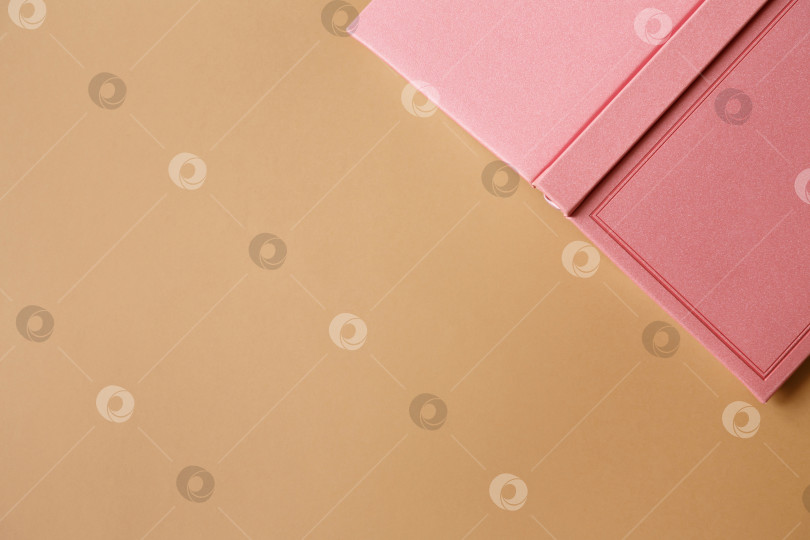 Скачать Розовый блокнот, дневник или книга на бумажном фоне фотосток Ozero