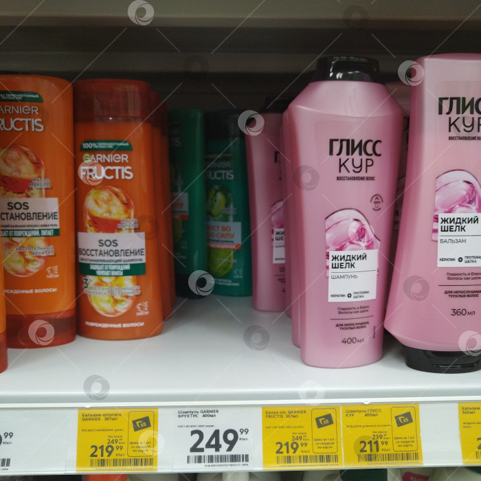 Скачать Отдел шампуней в магазине "Пятёрочка". фотосток Ozero