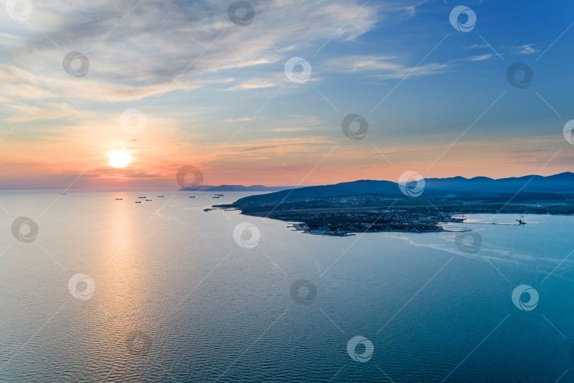 Скачать Курорт Геленджик на закате. Вид с высоты птичьего полета. Мы видим "Тонкий" мыс и корабли на рейде Новороссийска фотосток Ozero