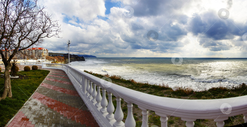 Скачать Набережная и балюстрада курорта Геленджик. На море шторм. Зима, не сезон. Облака и волны на море фотосток Ozero