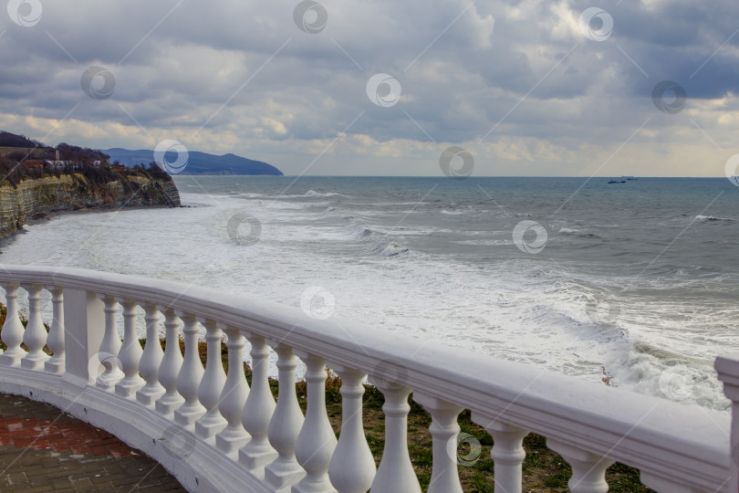 Скачать Набережная и балюстрада курорта Геленджик. На море шторм. Зима, не сезон. Облака и волны на море фотосток Ozero