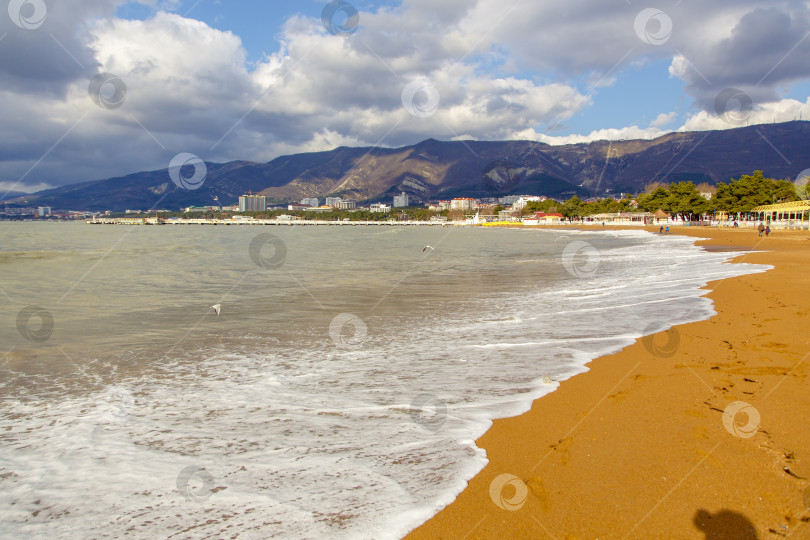 Скачать Шторм в Геленджике. Штормовые волны накатывают на песчаную поверхность Геленджика. Набережная и балюстрада. На заднем плане Кавказские горы. фотосток Ozero