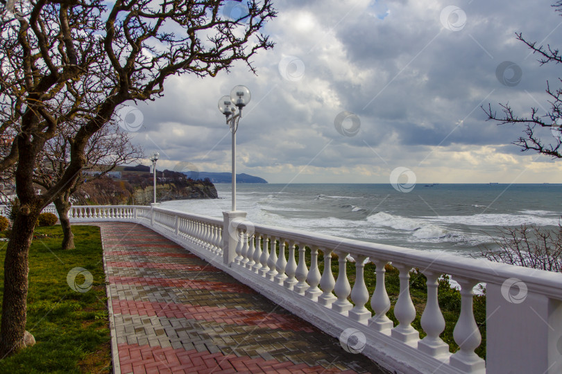 Скачать Набережная и балюстрада курорта Геленджик. На море шторм. Зима, не сезон. Облака и волны на море фотосток Ozero