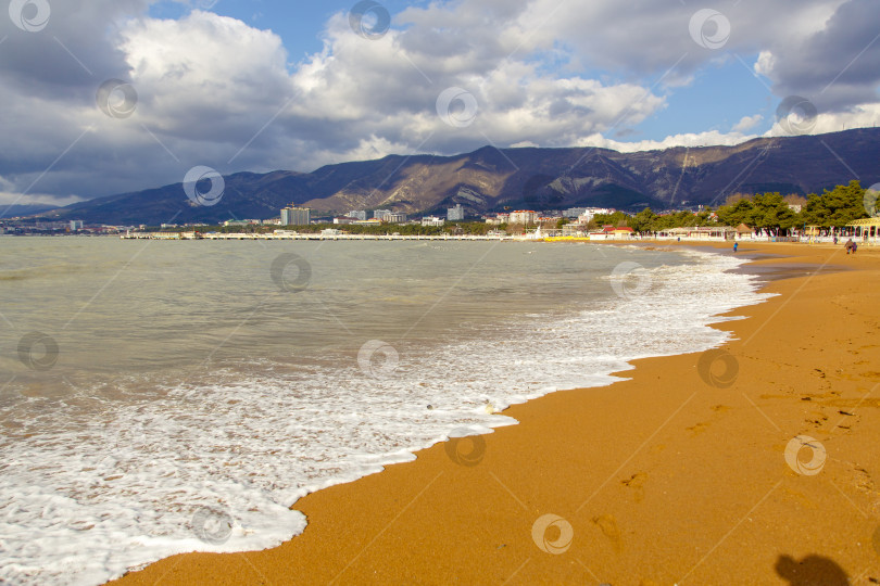 Скачать Шторм в Геленджике. Штормовые волны накатывают на песчаную поверхность Геленджика. Набережная и балюстрада. На заднем плане Кавказские горы. фотосток Ozero