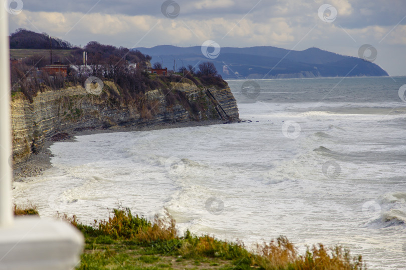 Скачать Геленджик. Зима. Волны разбиваются о скалы Геленджика. Межсезонье. фотосток Ozero