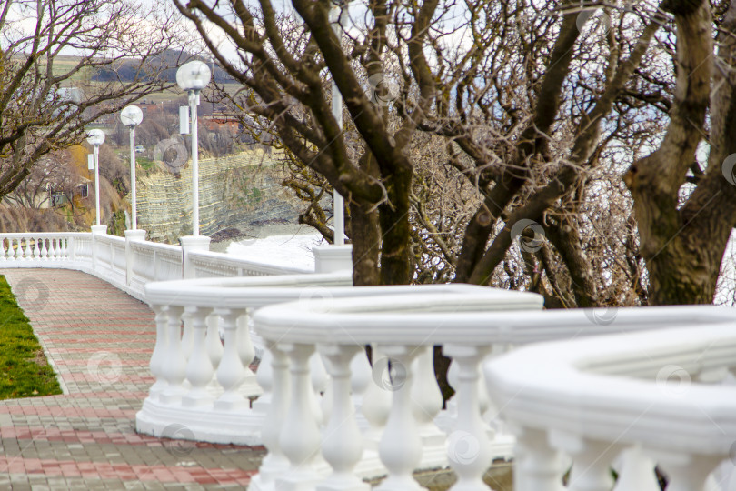 Скачать Набережная и балюстрада курорта Геленджик. На море шторм. Зима, не сезон. Облака и волны на море фотосток Ozero