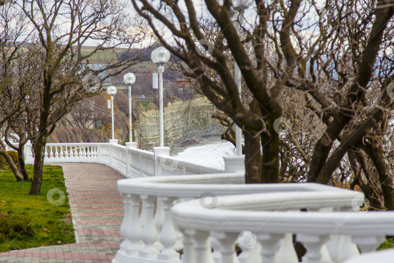 Скачать Набережная и балюстрада курорта Геленджик. На море шторм. Зима, не сезон. Облака и волны на море фотосток Ozero