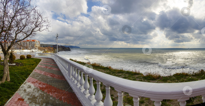 Скачать Набережная и балюстрада курорта Геленджик. На море шторм. Зима, не сезон. Облака и волны на море фотосток Ozero
