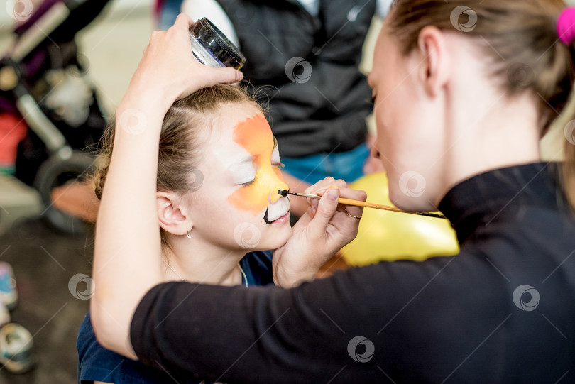 Скачать Красноярск, Россия, 1 июня 2017 года, Художник рисует лицо на детском дне рождения фотосток Ozero
