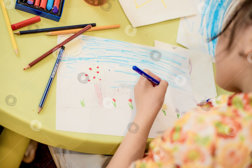 Скачать Ребенок рисует красками на бумаге, ребенок рисует в детском саду, дошкольное образование фотосток Ozero