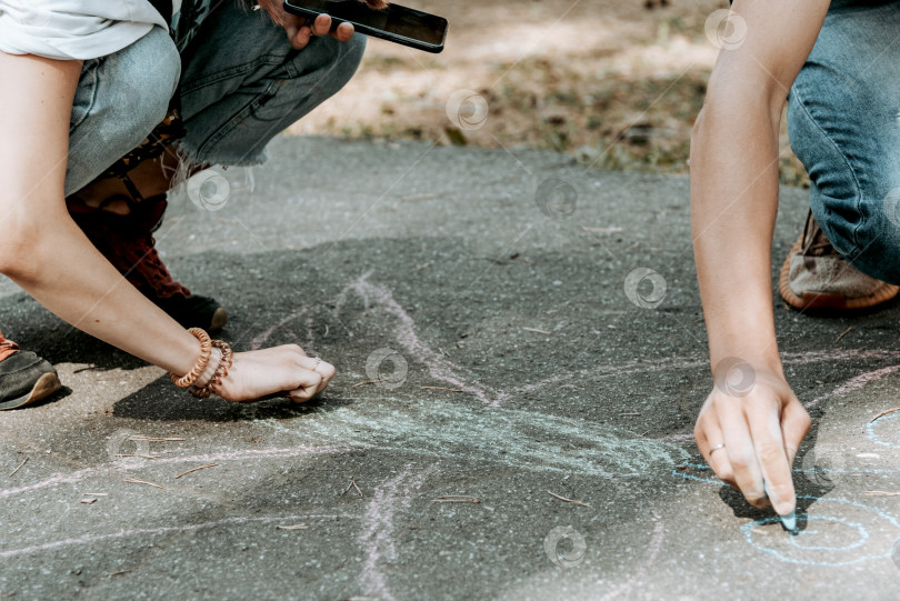 Скачать Ребенок рисует цветным мелом на асфальте, ребенок в детском саду, дошкольное образование фотосток Ozero