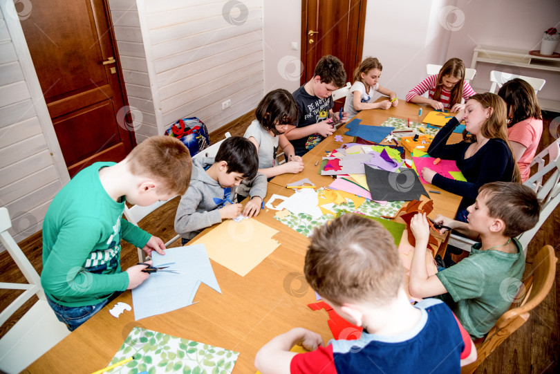 Скачать Красноярск, Россия, 29 марта 2017 года, Ребенок делает поделку из цветной бумаги фотосток Ozero