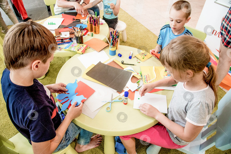 Скачать Красноярск, Россия, 13 июня 2017 года, Ребенок делает поделку из цветной бумаги фотосток Ozero