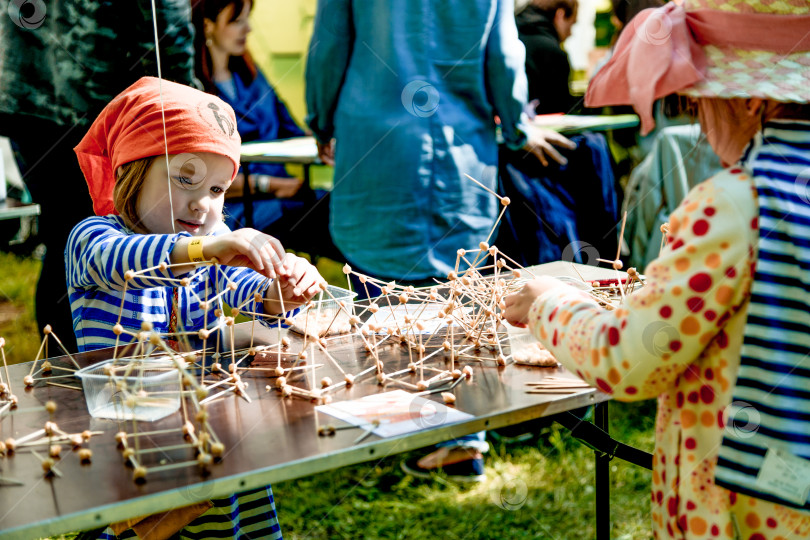 Скачать Санкт-Петербург, Россия, 7 июля 2019 года, Детский игровой конструктор на улице фотосток Ozero