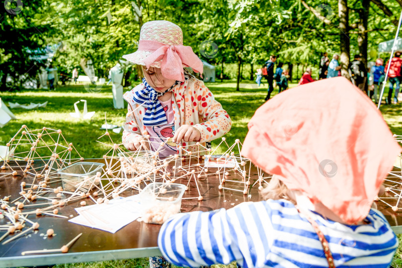 Скачать Санкт-Петербург, Россия, 7 июля 2019 года, Детский игровой конструктор на улице фотосток Ozero
