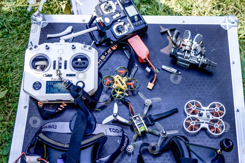 Скачать Москва, Россия, 7 июля 2019 года, Беспилотник и пульт дистанционного управления на столе, видео с оборудованием фотосток Ozero