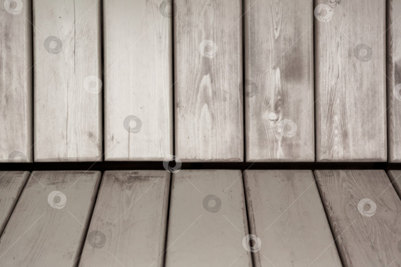 Скачать Доски, деревянная поверхность или фон. Установка с акцентом на полку на переднем плане и размещение продукта фотосток Ozero