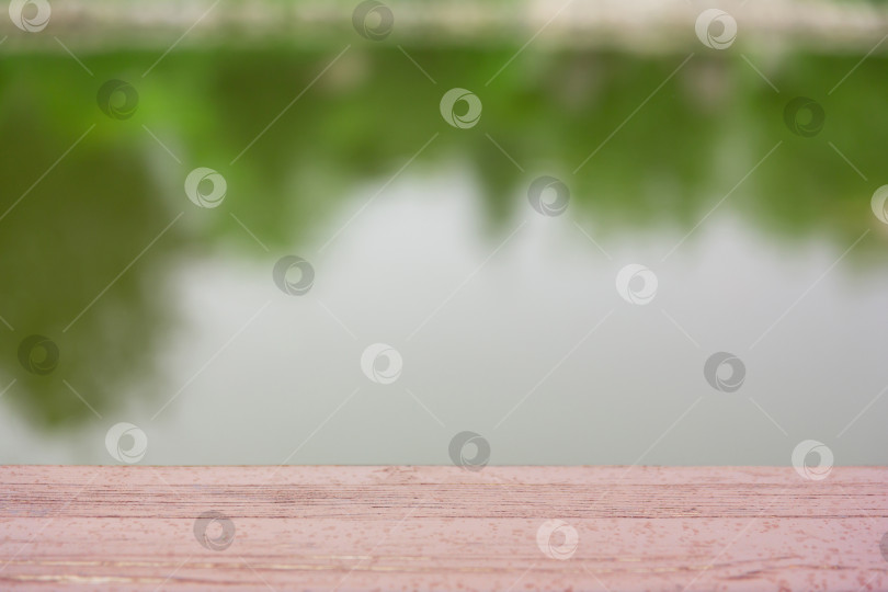 Скачать столешница или полка на фоне воды. Монтаж с акцентом на дно на переднем плане и размещение продукта. фотосток Ozero