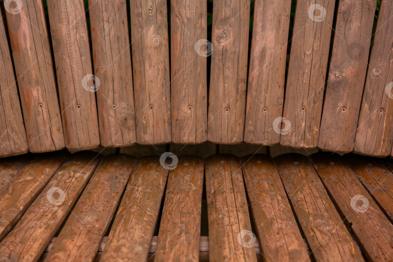 Скачать Доски, деревянная поверхность или фон. Установка с акцентом на полку на переднем плане и размещение продукта фотосток Ozero