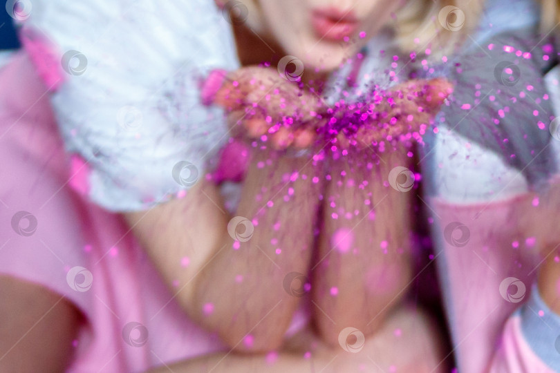 Скачать девушка сдувает с ладони блестки и розовое конфетти фотосток Ozero