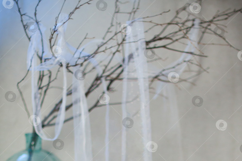 Скачать Фон для праздника Хэллоуин. Куски белой ткани развешаны на сухих ветках дерева. Ветки в банке фотосток Ozero