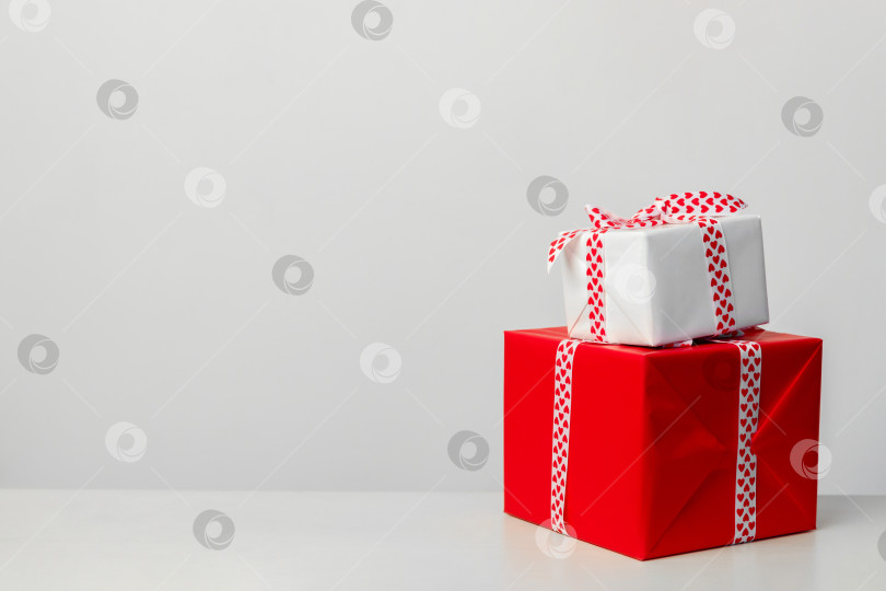 Скачать две подарочные коробки на белом фоне. Подарок на день Святого Валентина, день матери и Рождество. Место для вашего текста фотосток Ozero